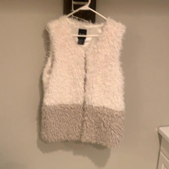 Women’s faux fur vest. Ooh la la!! - Picture 3 of 9